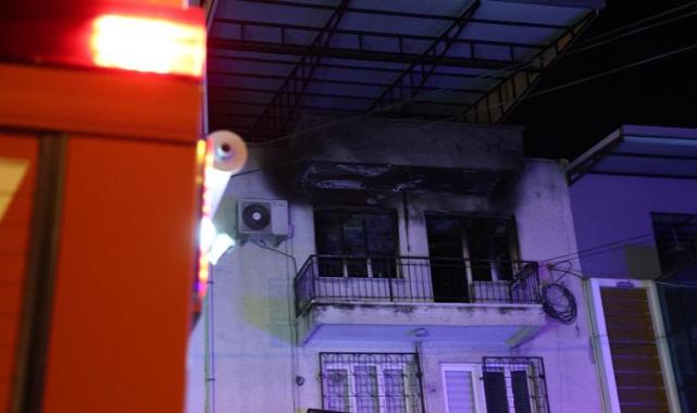 İzmir'de çıkan yangında yaşlı adam öldü, oğlu ağır yaralandı