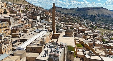 Mardin'de tarihi sit alanındaki mahalle yolunun bazı kısımları ile istinat duvarında çökme yaşandı