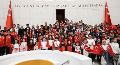 TÜRKİYE'NİN ÇİFTE GURUR GÜNÜ: MECLİS 106 YAŞINDA, ÇOCUKLAR BAYRAMDA!