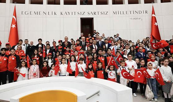 TÜRKİYE'NİN ÇİFTE GURUR GÜNÜ: MECLİS 106 YAŞINDA, ÇOCUKLAR BAYRAMDA!