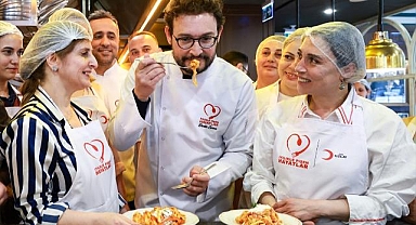 Ünlü şef Danilo Zanna depremzede kadınlarla aynı mutfakta buluştu