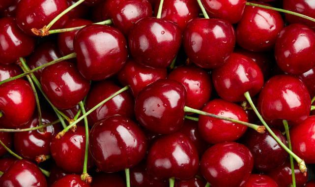 İzmir'de sezonun ilk kiraz ihracatı yapıldı