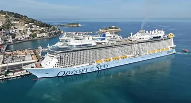 Kuşadası'na kruvaziyerlerle 9 bin 132 turist geldi