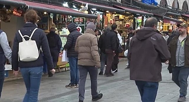 Sosyal medya fenomenlerinin dijital pazardaki yönlendirmeleri tüketiciyi akılcı alışverişten uzaklaştırıyor
