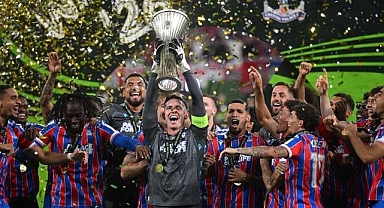 UEFA Konferans Ligi şampiyonu Crystal Palace kupasını aldı