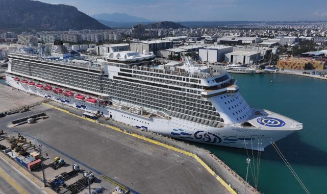 Antalya Limanı'nda kruvaziyer trafiği hareketlendi