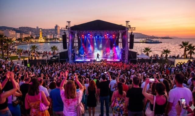 Canlı Müzik Coşkusu: Sahnede Görsel Bir Şölen
