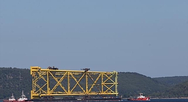 Doğal gaz boru hattı döşeme platformu Çanakkale Boğazı'ndan geçti