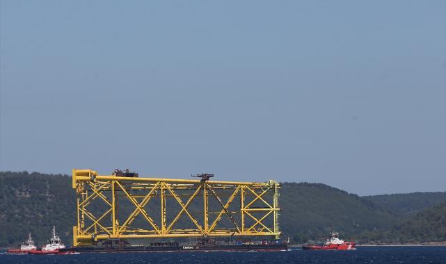 Doğal gaz boru hattı döşeme platformu Çanakkale Boğazı'ndan geçti