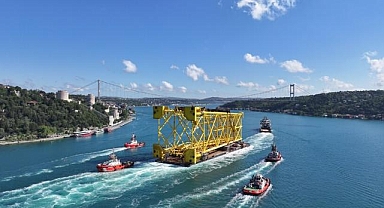 Doğal gaz boru hattı döşeme platformu İstanbul Boğazı'ndan geçti