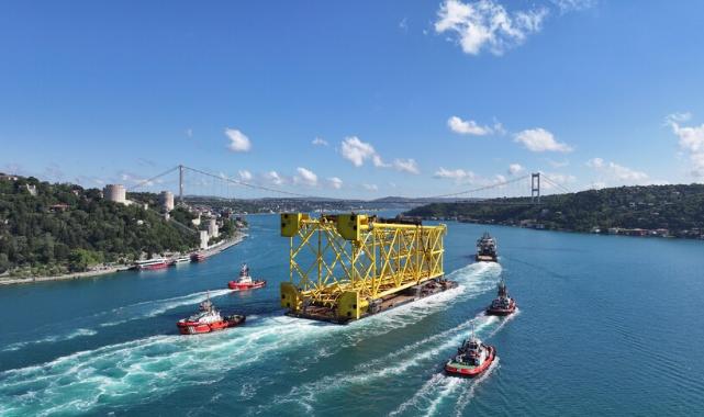 Doğal gaz boru hattı döşeme platformu İstanbul Boğazı'ndan geçti