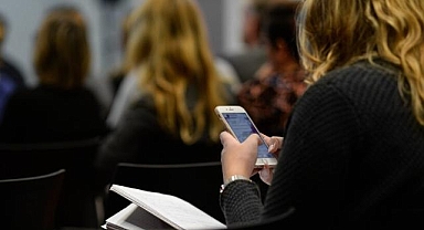 Fransa liselerde cep telefonlarını yasaklamaya hazırlanıyor