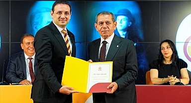 Galatasaray'da yeniden başkanlığa seçilen Dursun Özbek ile yönetimi mazbatalarını aldı