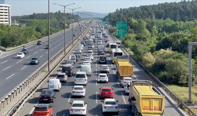 İstanbul'da haftanın ilk iş gününde trafik yoğunluğu yaşanıyor