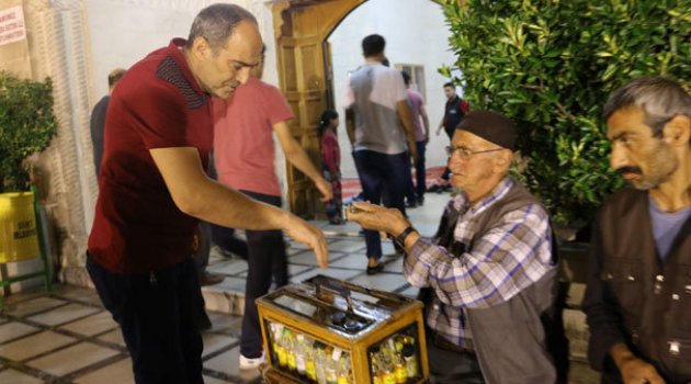 45 yıldır ekmeğini esanstan çıkarıyor