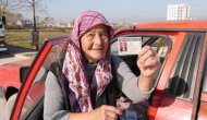 71 yaşındaki Fatma teyze kamyonet kullanarak semt pazarlarına ürün taşıyor