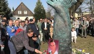 Almanya'da öldürülen Türk genci için anıt