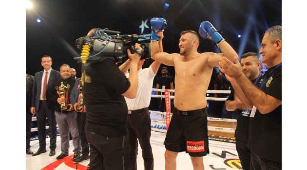 “AMACIM MUAY THAI VE KICK BOKS’TA DÜNYA ŞAMPIYONU OLMAK”