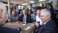 Başbakan Yıldırım kahvehanede vatandaşlarla sohbet etti