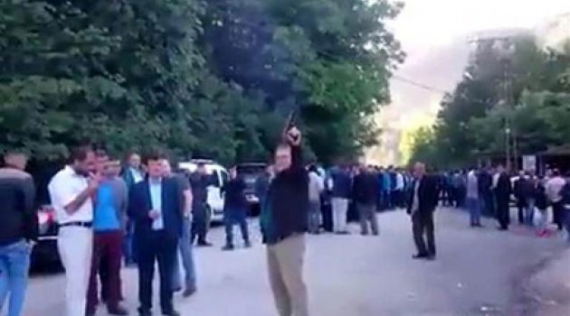 Bayram namazı sonrası silahla kutlama