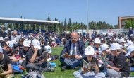 Binlerce öğrenci stadyumda kitap okudu
