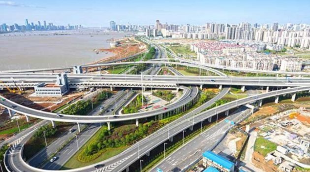 Çin'den milyar dolarlık süper otoyol! Güneş enerjisiyle çalışan yol sürücüsüz arabaları otomatik şarj da edecek