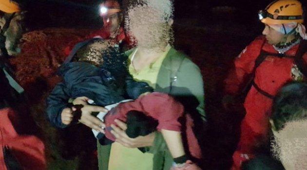 Dağda kaybolarak uçurumda mahsur kalan aile kurtarıldı