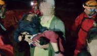 Dağda kaybolarak uçurumda mahsur kalan aile kurtarıldı