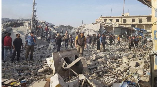 Halep'te pazar yerine hava saldırısı: 21 ölü