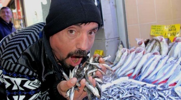 Havalar soğudu, hamsi fiyatları yarı yarıya düştü