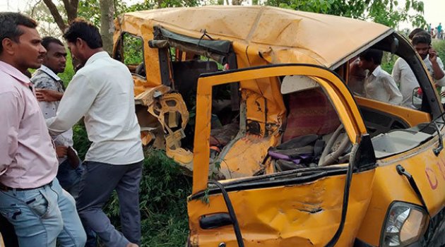 Hindistan'da tren okul servisine çarptı: 14 ölü