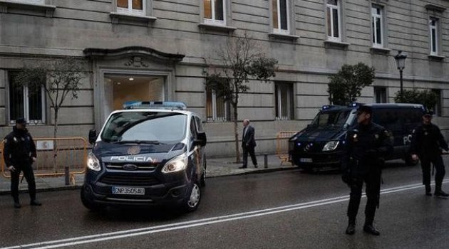 İspanya Yüksek Mahkemesi'nden 5 siyasi hakkında karar