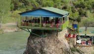 Kaya üzerindeki restoran doğal güzellik sunuyor