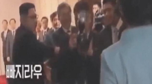 Kuzey Kore lideri Kim onu elinin tersiyle itti