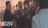 Kuzey Kore lideri Kim onu elinin tersiyle itti