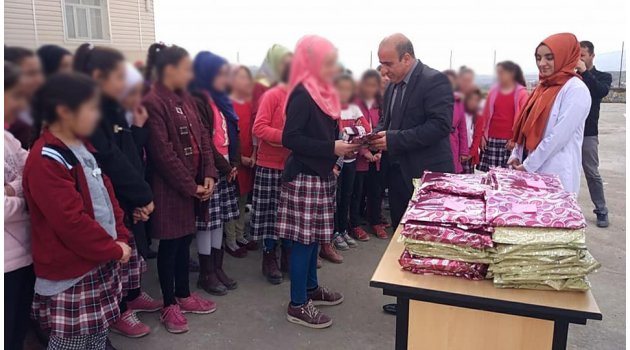 Milli Eğitim Müdürü orta okulda türban dağıttı!