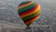 Mısır'da turistlerin bindiği balon düştü