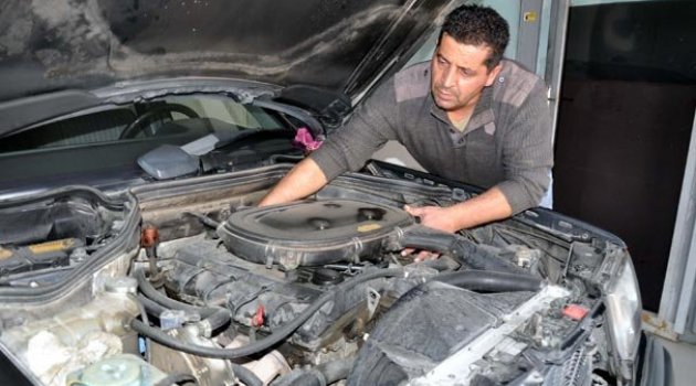 Motor ustası, egzozdan çıkan zehirli gazları yok eden cihaz üretti