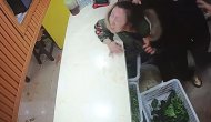 Restoranda şok görüntüler! Mutfak bölümüne dalıp...