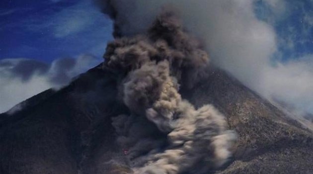 Sinabung Yanardağı yeniden kül püskürtmeye başladı