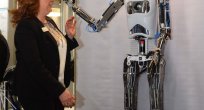 BU ROBOTLAR ŞARKI DA SÖYLÜYOR TABLET DE KULLANIYOR