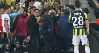 Şenol Güneş'in başına yabancı cisim atıldı! Maç tatil edildi