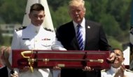 Trump açık mikrofonu unuttu büyük bir gafa imza attı