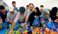 Tüm pazarı satın aldı, herşeyi bedava dağıttı