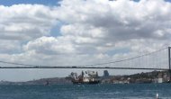 Türk Akımı boru hattı inşaatına boruları indiren şantiye gemisi İstanbul Boğazı’ndan geçti