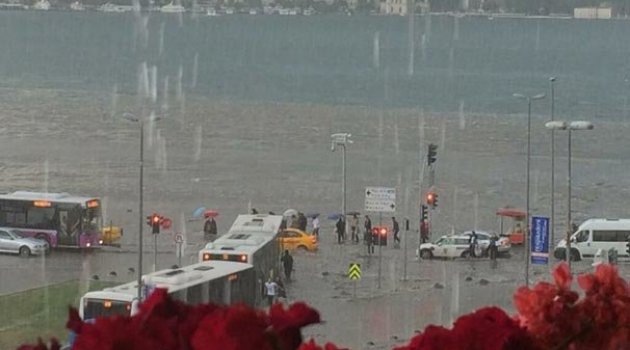 Üsküdar'da yağmur nedeniyle artık karayla deniz birleşmeyecek