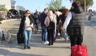 Valizini kapan oraya koştu!