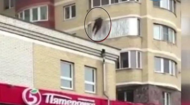 Yangından kurtulmak için önce çocuğunu camdan attı, sonra kendi atladı