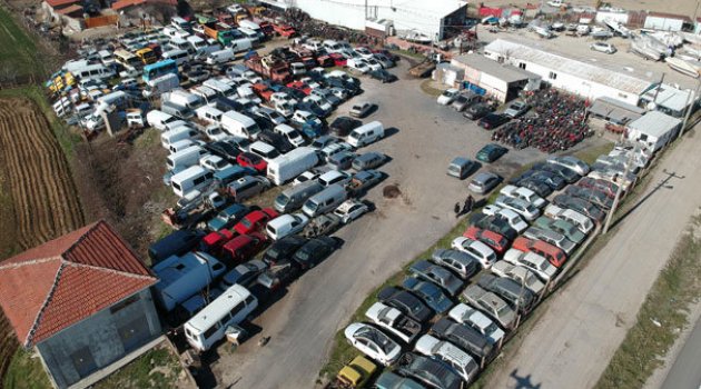 Yediemin otoparkına çekilen yüzlerce araç çürüyor